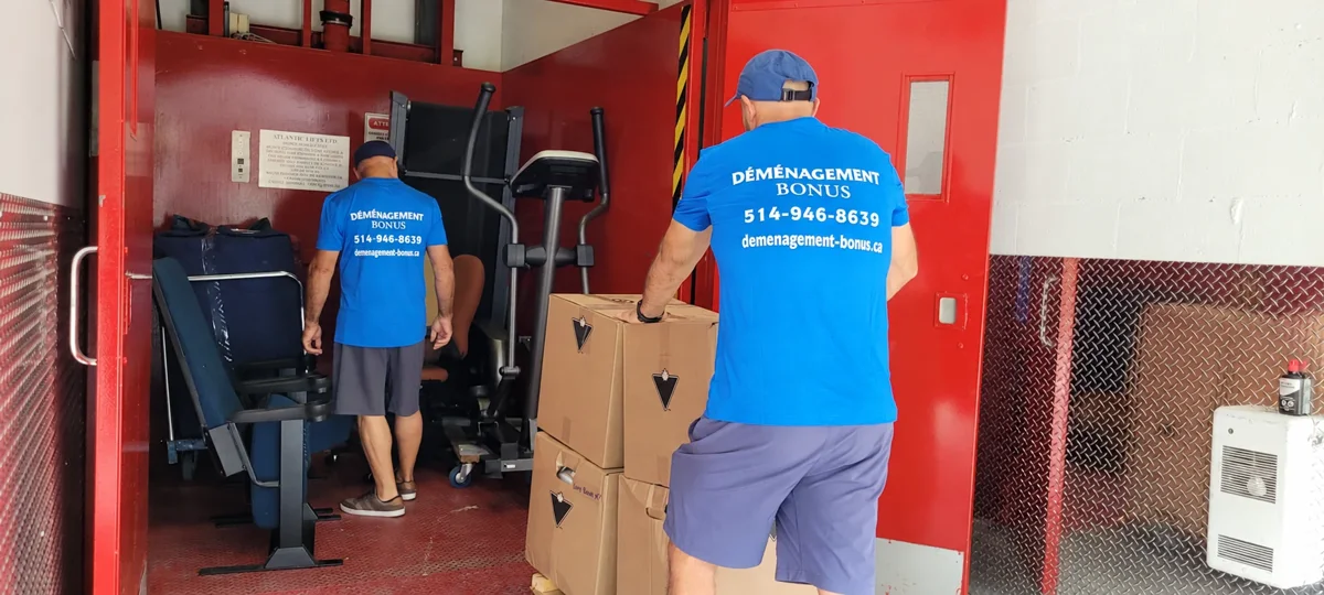 Équipe BONUS transportant mobilier et cartons — service de déménagement à Dollard-des-Ormeaux